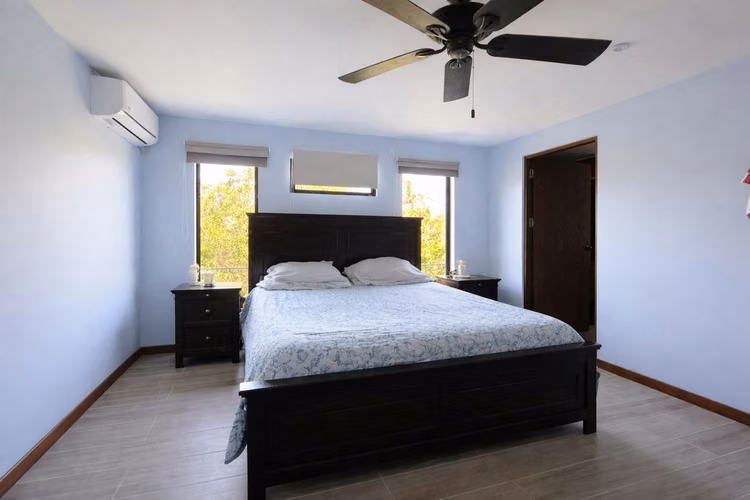 VENTA DE CASA CONTEMPORÁNEA EN CIUDAD COLÓN*