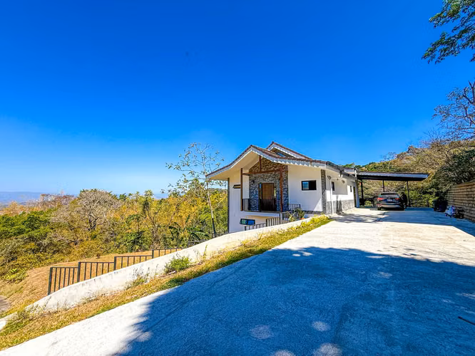 VENTA DE CASA CONTEMPORÁNEA EN CIUDAD COLÓN*
