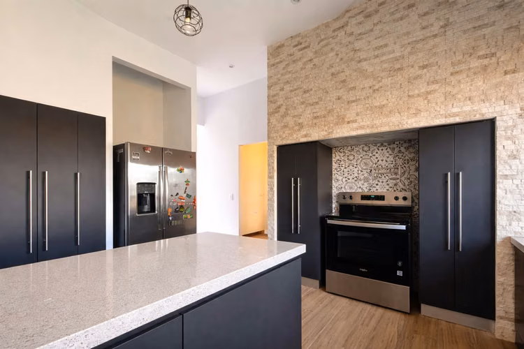 VENTA DE CASA CONTEMPORÁNEA EN CIUDAD COLÓN*