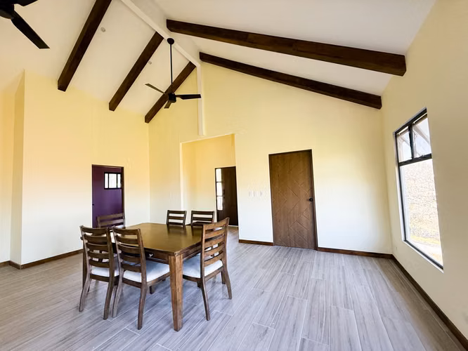 VENTA DE CASA CONTEMPORÁNEA EN CIUDAD COLÓN*