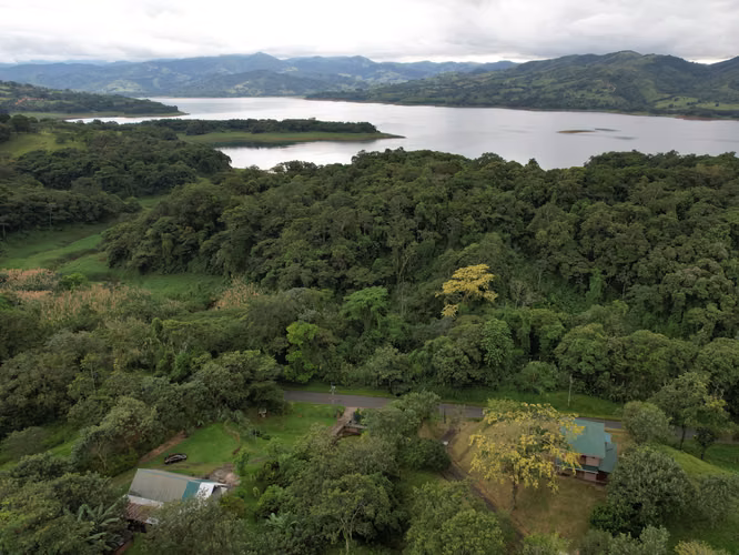 Hermosa Propiedad en Venta en Nuevo Arenal con Vista al Lago y Volcán - Imagen 11