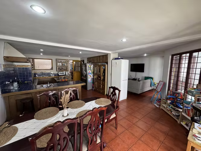 Venta Casa en La Uruca | 245 m² | 3 Parqueos | Jardín y Terraza | Cerca Hospital México - Imagen 4