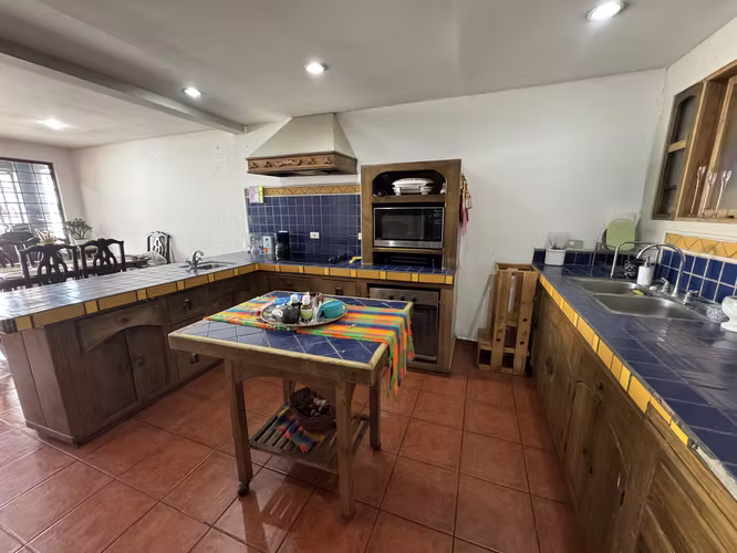 Venta Casa en La Uruca | 245 m² | 3 Parqueos | Jardín y Terraza | Cerca Hospital México - Imagen 2