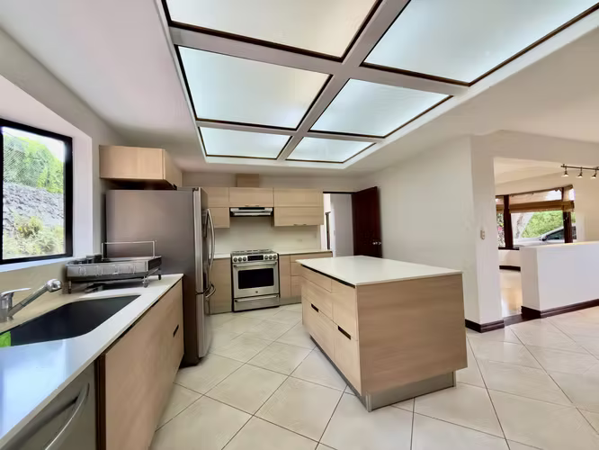 Casa para la venta o alquiler en Condominio con vista en Guachipelin - Imagen 9