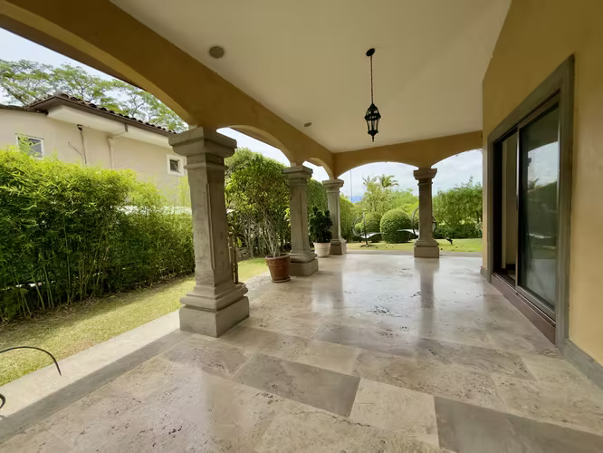 Casa para la venta o alquiler en Condominio con vista en Guachipelin - Imagen 3
