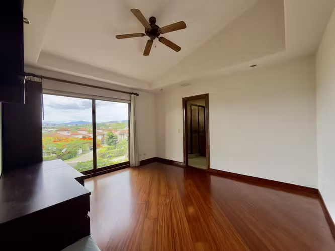 Casa para la venta o alquiler en Condominio con vista en Guachipelin - Imagen 11