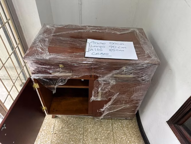 Mueble en CEDRO Con gavetas con Llaves