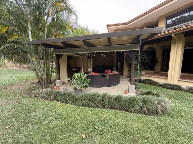 Venta de casa independiente en San Antonio de Escazu