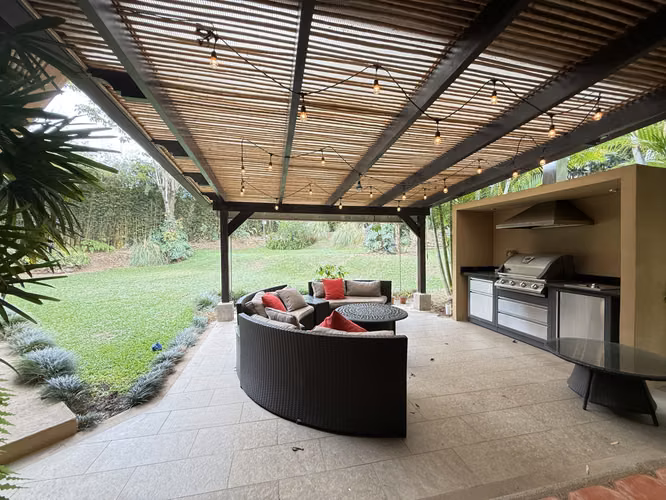 Venta de casa independiente en San Antonio de Escazu