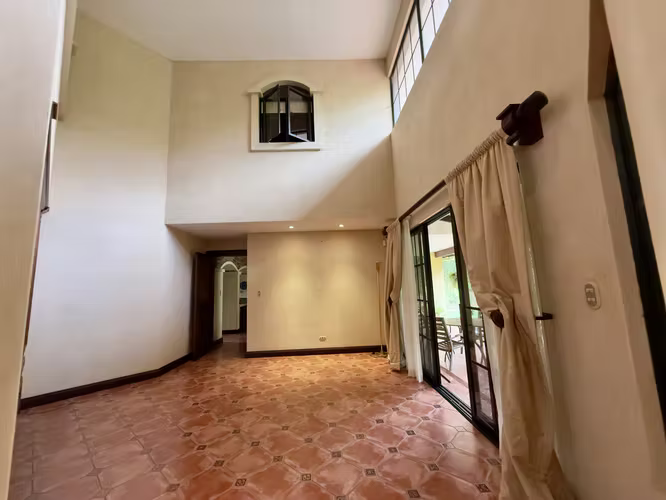 Venta de casa independiente en San Antonio de Escazu