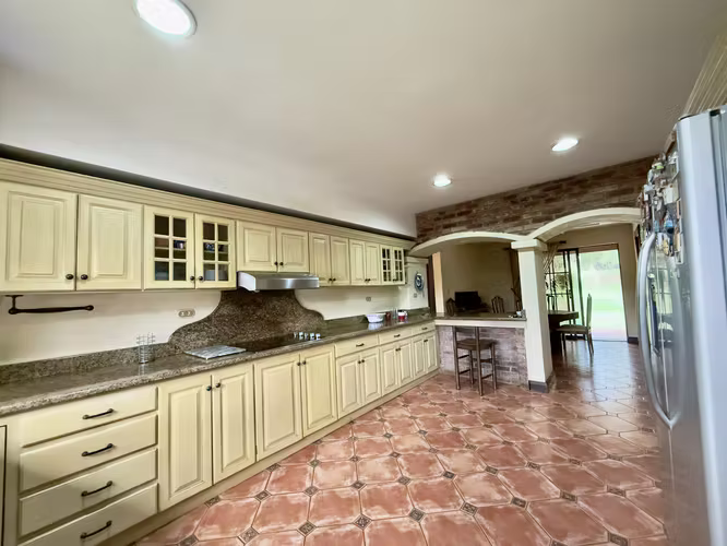 Venta de casa independiente en San Antonio de Escazu