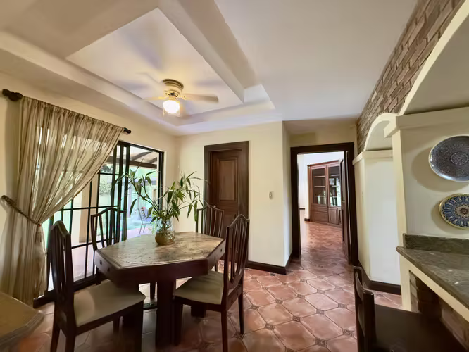 Venta de casa independiente en San Antonio de Escazu