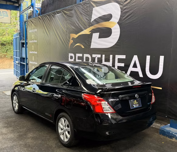 NISSAN VERSA SL 2013 NEGRO AUTOMÁTICO