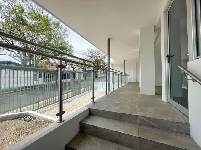 EDIFICIO EN ALQUILER, AMPLIO PARQUEO, EN ROHRMOSER!! P611