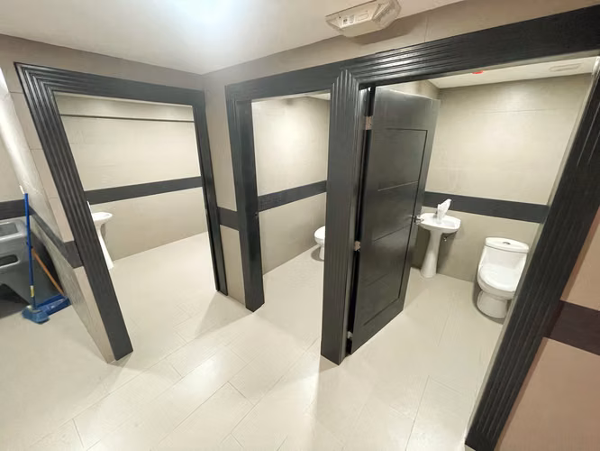 EDIFICIO EN ALQUILER, AMPLIO PARQUEO, EN ROHRMOSER!! P611