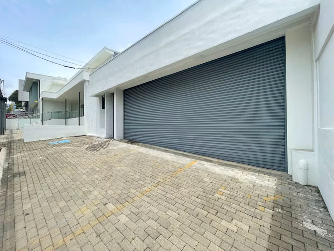 BUILDING FOR RENT, LARGE PARKING, IN ROHRMOSER!! P611