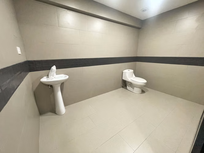 EDIFICIO EN ALQUILER, AMPLIO PARQUEO, EN ROHRMOSER!! P611