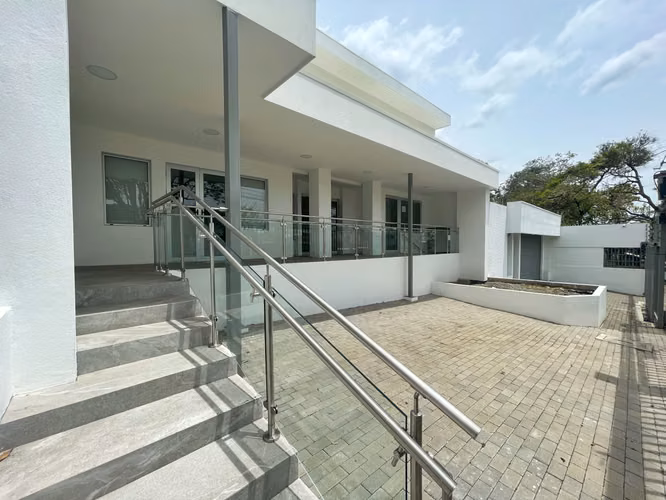 EDIFICIO EN ALQUILER, AMPLIO PARQUEO, EN ROHRMOSER!! P611