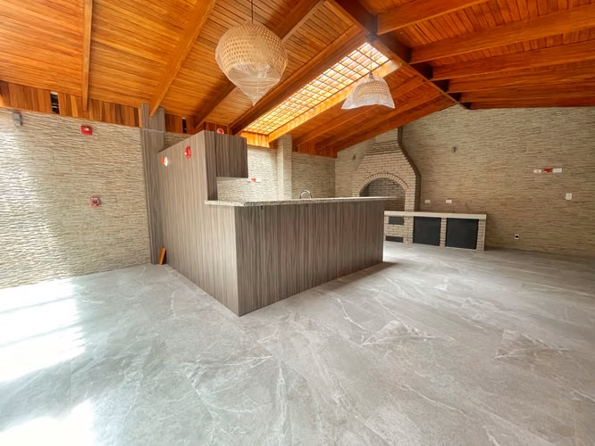 EDIFICIO EN ALQUILER, AMPLIO PARQUEO, EN ROHRMOSER!! P611