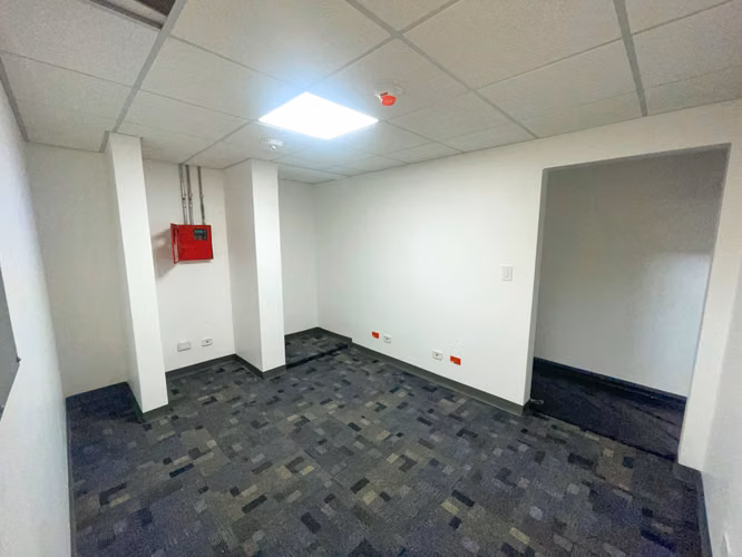 EDIFICIO EN ALQUILER, AMPLIO PARQUEO, EN ROHRMOSER!! P611