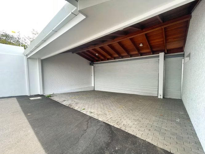 EDIFICIO EN ALQUILER, AMPLIO PARQUEO, EN ROHRMOSER!! P611