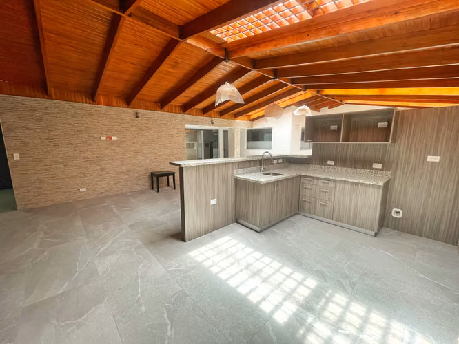 EDIFICIO EN ALQUILER, AMPLIO PARQUEO, EN ROHRMOSER!! P611