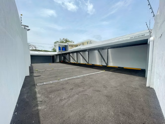 EDIFICIO EN ALQUILER, AMPLIO PARQUEO, EN ROHRMOSER!! P611