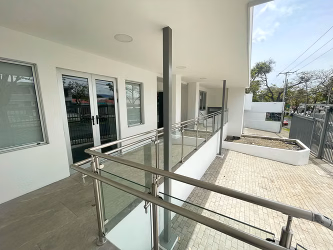 EDIFICIO EN ALQUILER, AMPLIO PARQUEO, EN ROHRMOSER!! P611