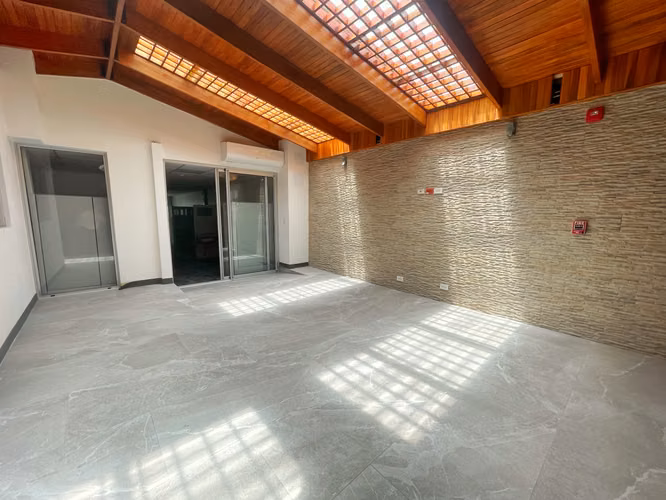 EDIFICIO EN ALQUILER, AMPLIO PARQUEO, EN ROHRMOSER!! P611
