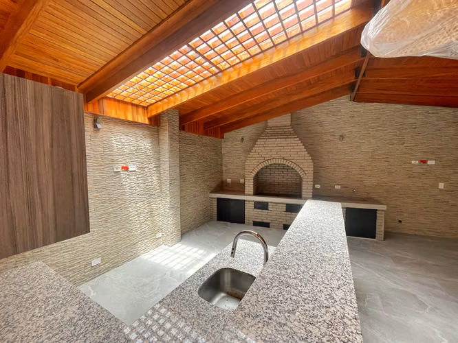 EDIFICIO EN ALQUILER, AMPLIO PARQUEO, EN ROHRMOSER!! P611