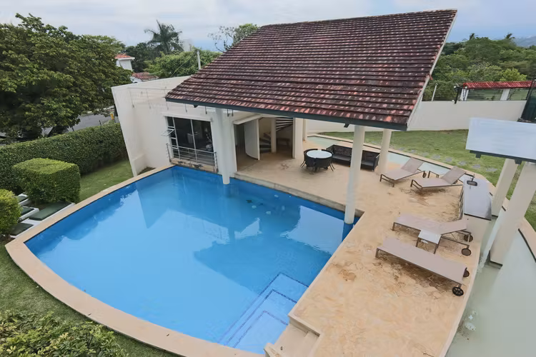 Venta Amplio Apartamento en Santa Ana
