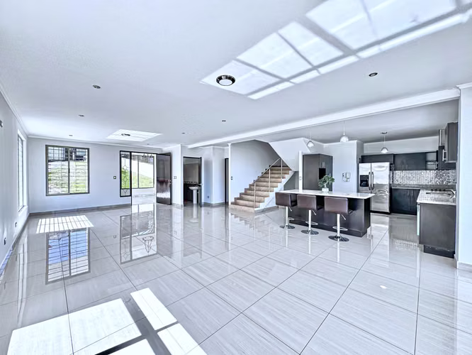 Casa Hilltop 5 bedroom home in Guachipelin