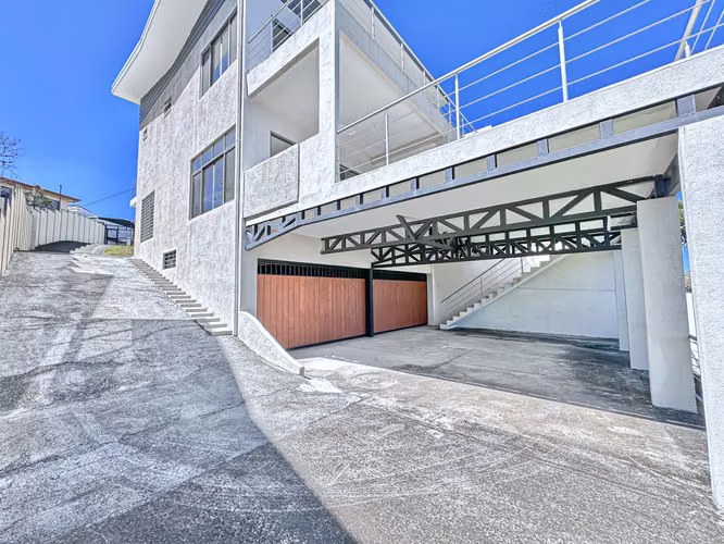 Casa Hilltop 5 bedroom home in Guachipelin