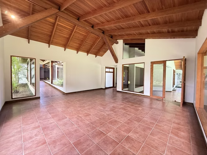 Venta, Reducida! Amplia Casa Independiente, 5H y 4.5B en Jaboncillos, Escazu. ID26664