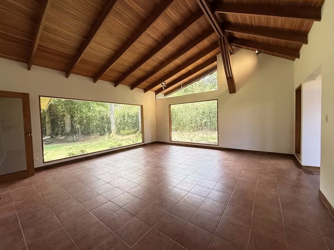 Venta, Reducida! Amplia Casa Independiente, 5H y 4.5B en Jaboncillos, Escazu. ID26664