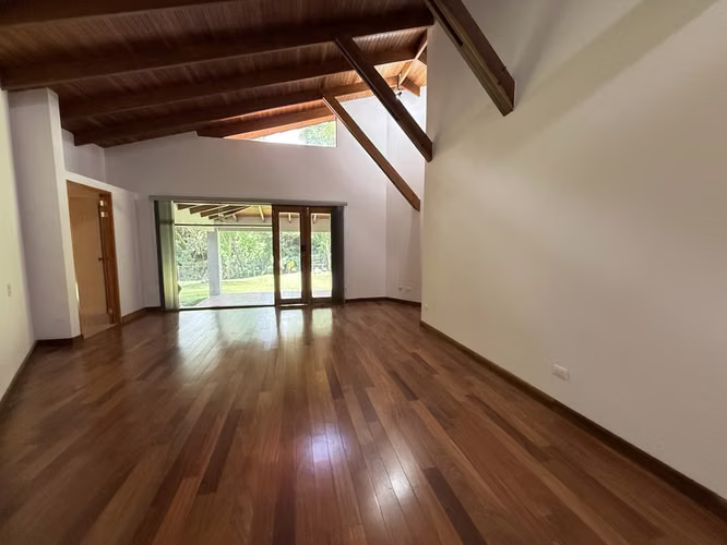 Venta, Reducida! Amplia Casa Independiente, 5H y 4.5B en Jaboncillos, Escazu. ID26664