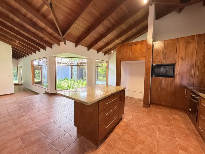 Venta, Reducida! Amplia Casa Independiente, 5H y 4.5B en Jaboncillos, Escazu. ID26664