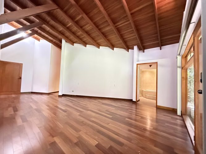 Venta, Reducida! Amplia Casa Independiente, 5H y 4.5B en Jaboncillos, Escazu. ID26664