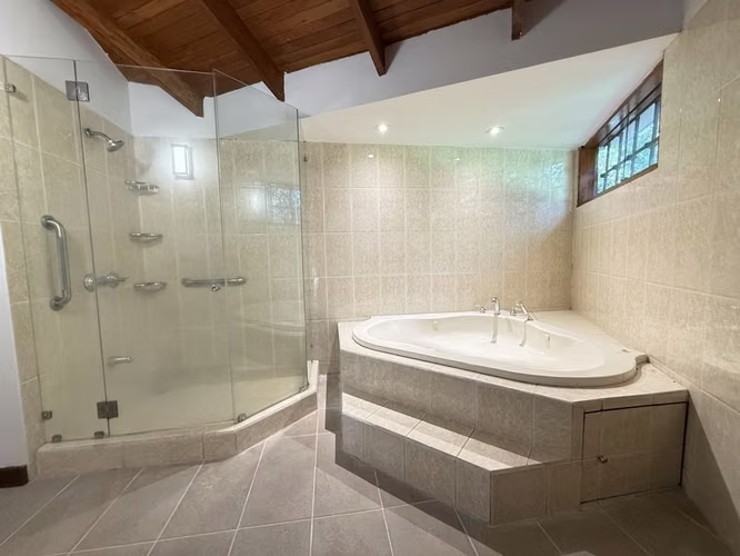 Venta, Reducida! Amplia Casa Independiente, 5H y 4.5B en Jaboncillos, Escazu. ID26664