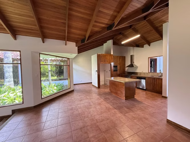 Venta, Reducida! Amplia Casa Independiente, 5H y 4.5B en Jaboncillos, Escazu. ID26664