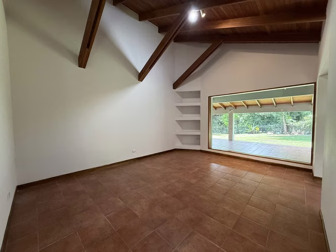 Venta, Reducida! Amplia Casa Independiente, 5H y 4.5B en Jaboncillos, Escazu. ID26664