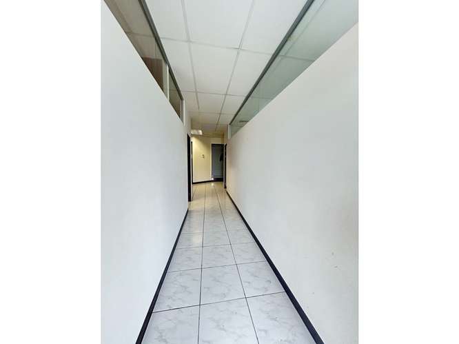 Alquiler o venta de oficina con preciosa vista a La Sabana. - Imagen 9