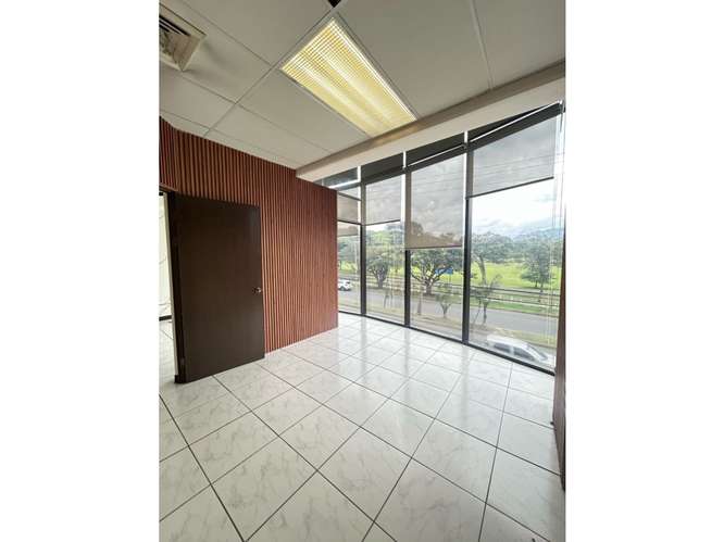 Alquiler o venta de oficina con preciosa vista a La Sabana. - Imagen 6