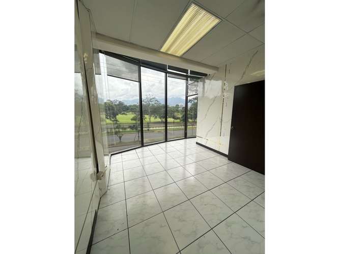 Alquiler o venta de oficina con preciosa vista a La Sabana. - Imagen 7