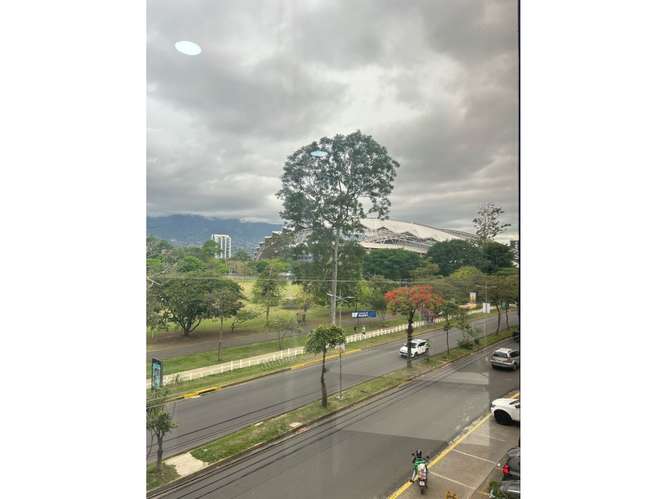 Alquiler o venta de oficina con preciosa vista a La Sabana. - Imagen 2