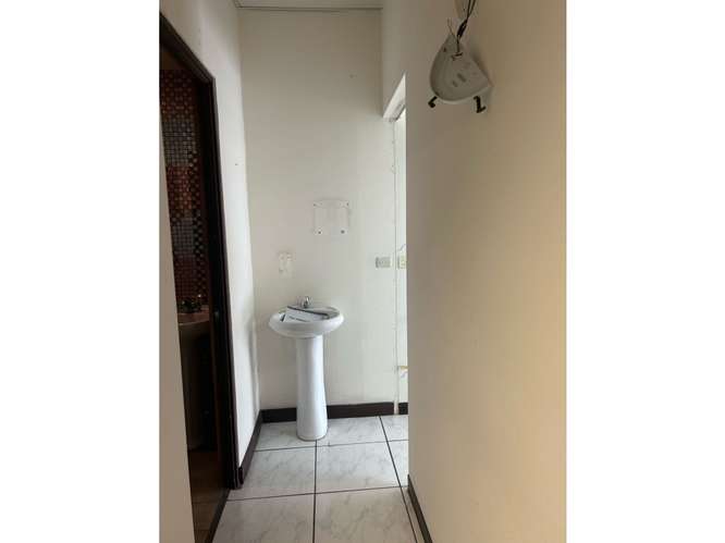 Alquiler o venta de oficina con preciosa vista a La Sabana. - Imagen 10