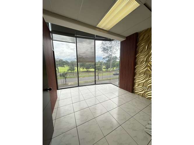 Alquiler o venta de oficina con preciosa vista a La Sabana. - Imagen 8
