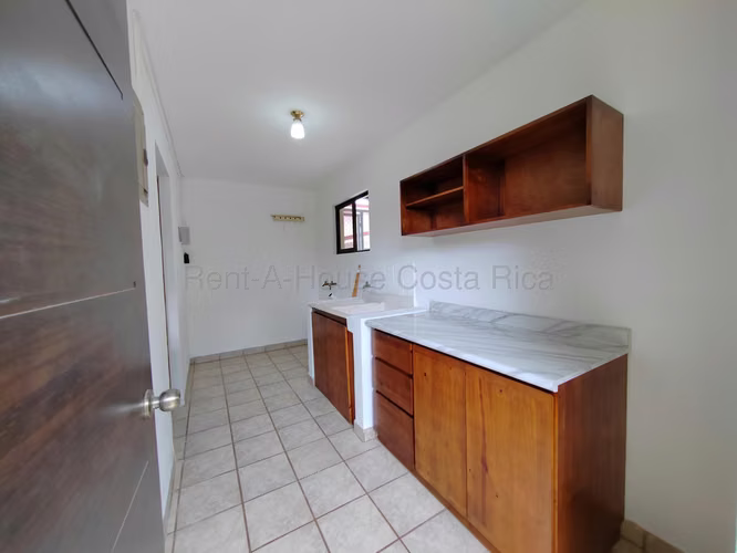 VENTA Casa Amplia de Tres Habitaciones y Tres Parqueos en Santa Ana En Condominio