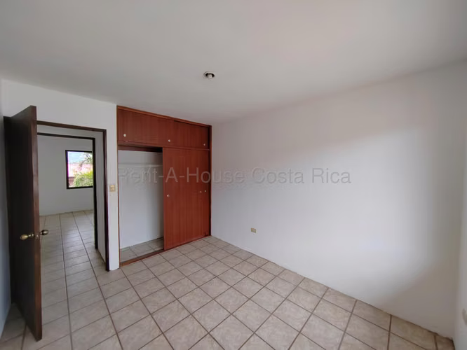 VENTA Casa Amplia de Tres Habitaciones y Tres Parqueos en Santa Ana En Condominio