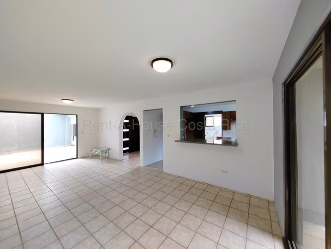 VENTA Casa Amplia de Tres Habitaciones y Tres Parqueos en Santa Ana En Condominio